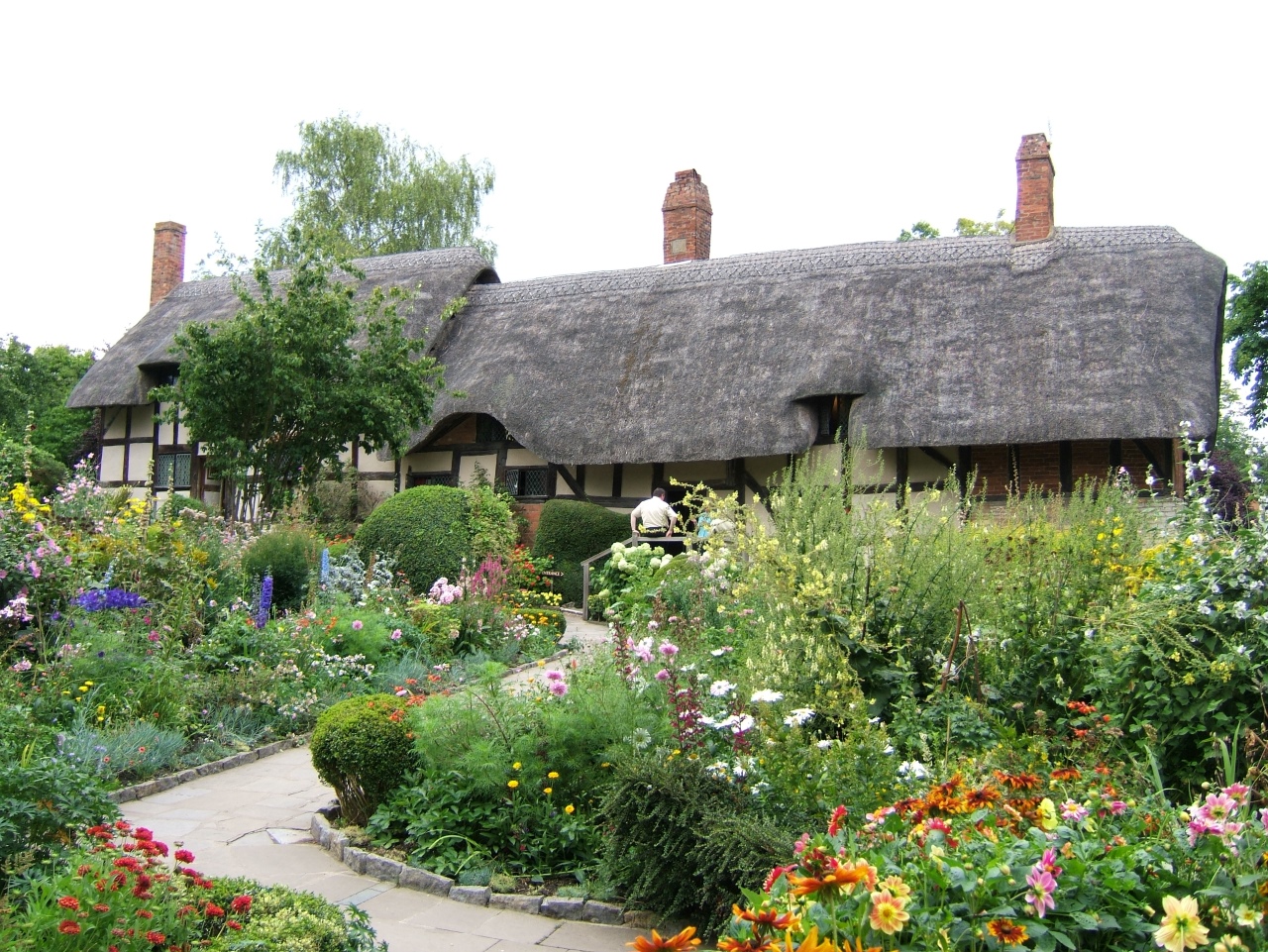 Some Space-Saving Tips for Gardening for Your Thatch Cottage